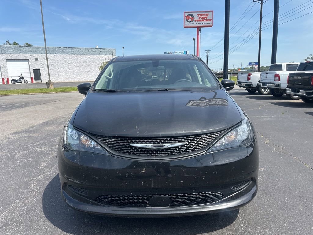 Used 2022 Chrysler Voyager LX image 13