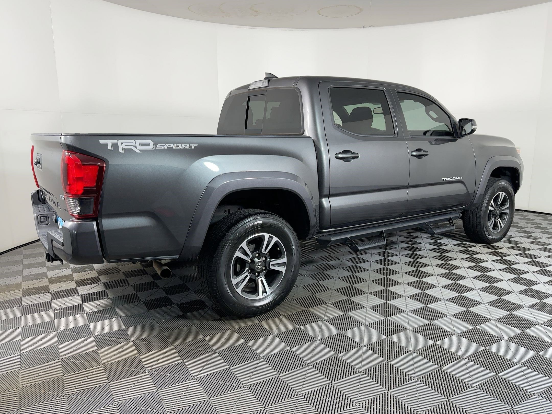Used 2019 Toyota Tacoma TRD Sport image 7