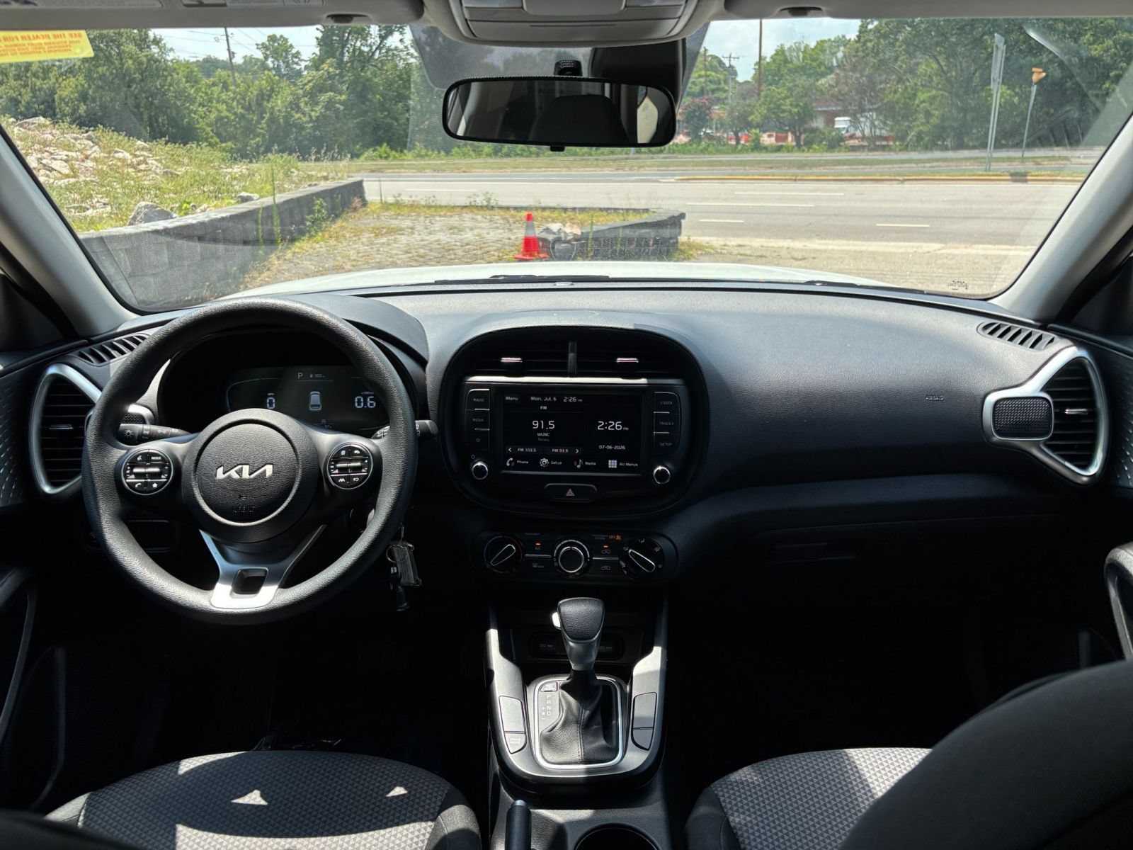 Used 2025 Kia Soul LX w/ LX Technology Package FWD image 29