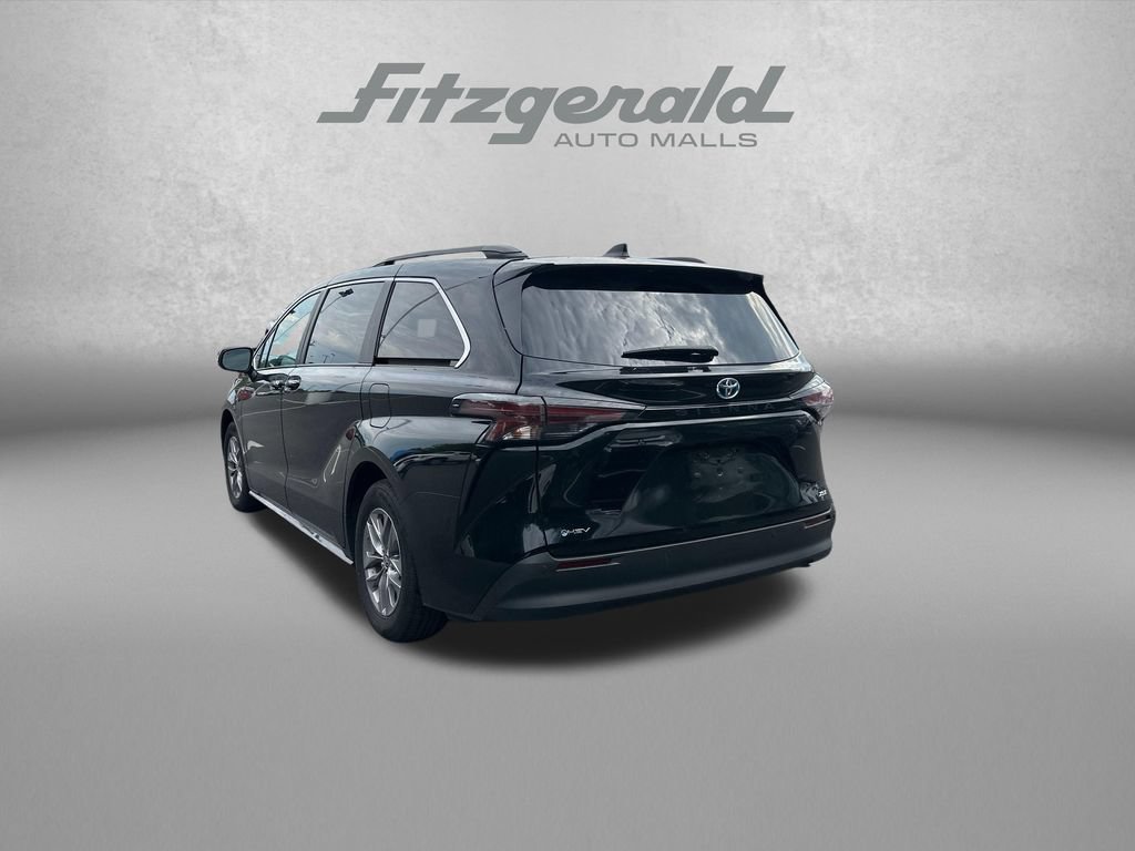 Used 2025 Toyota Sienna XLE FWD image 6