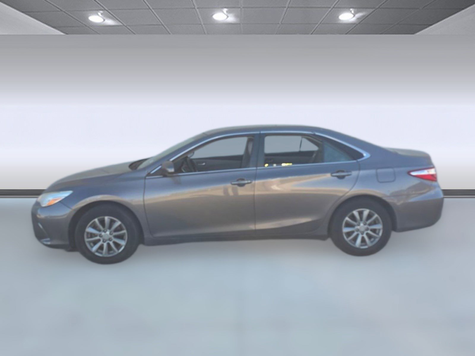 Used 2015 Toyota Camry LE image 2