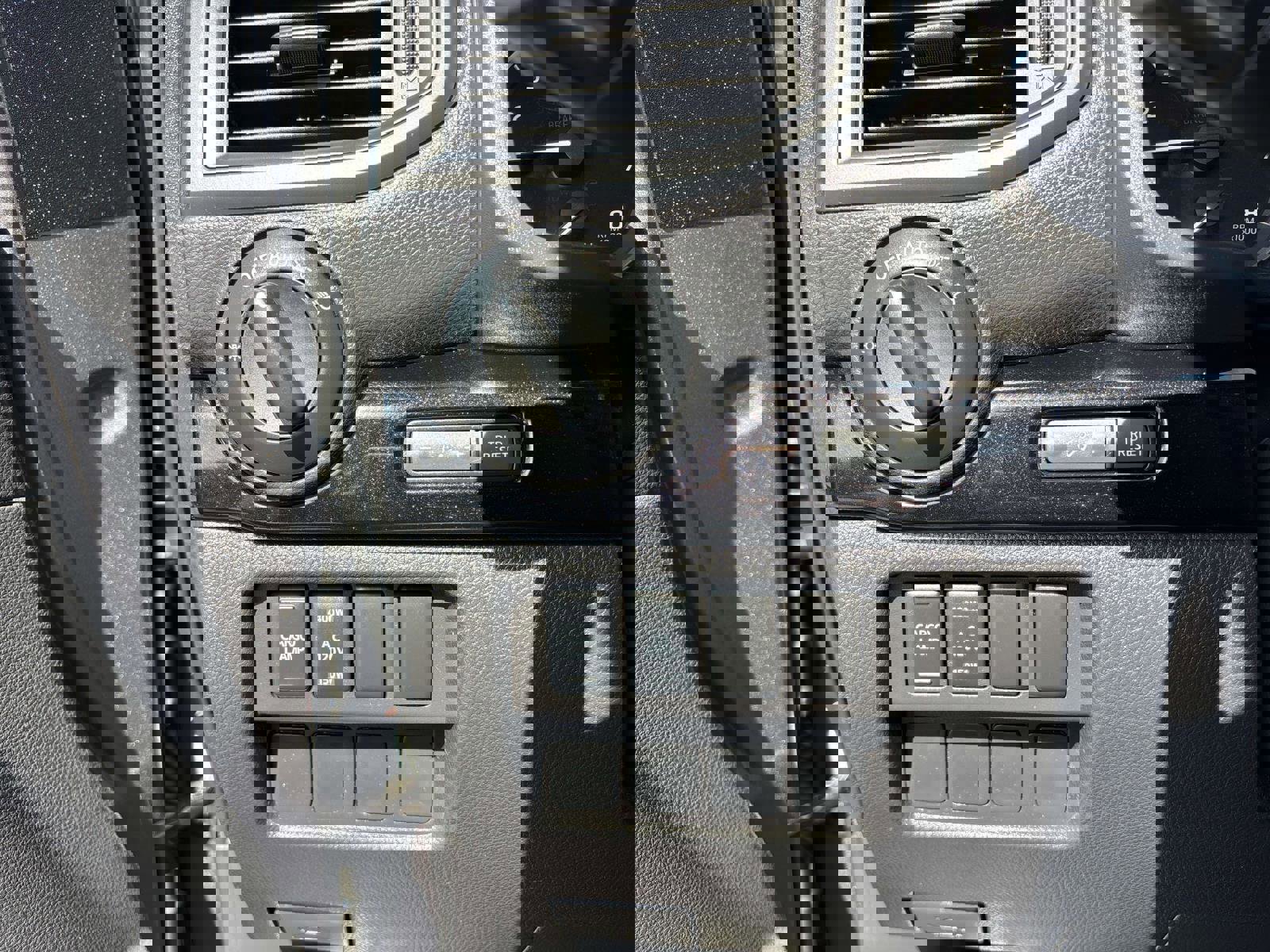 Used 2024 Nissan Titan SV w/ SV Convenience Package image 15