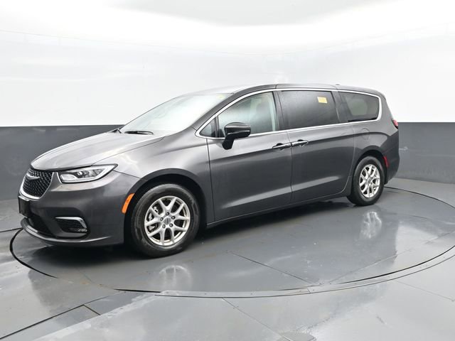 Used 2023 Chrysler Pacifica Touring-L image 2