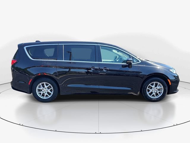 Used 2024 Chrysler Pacifica Touring-L FWD image 2
