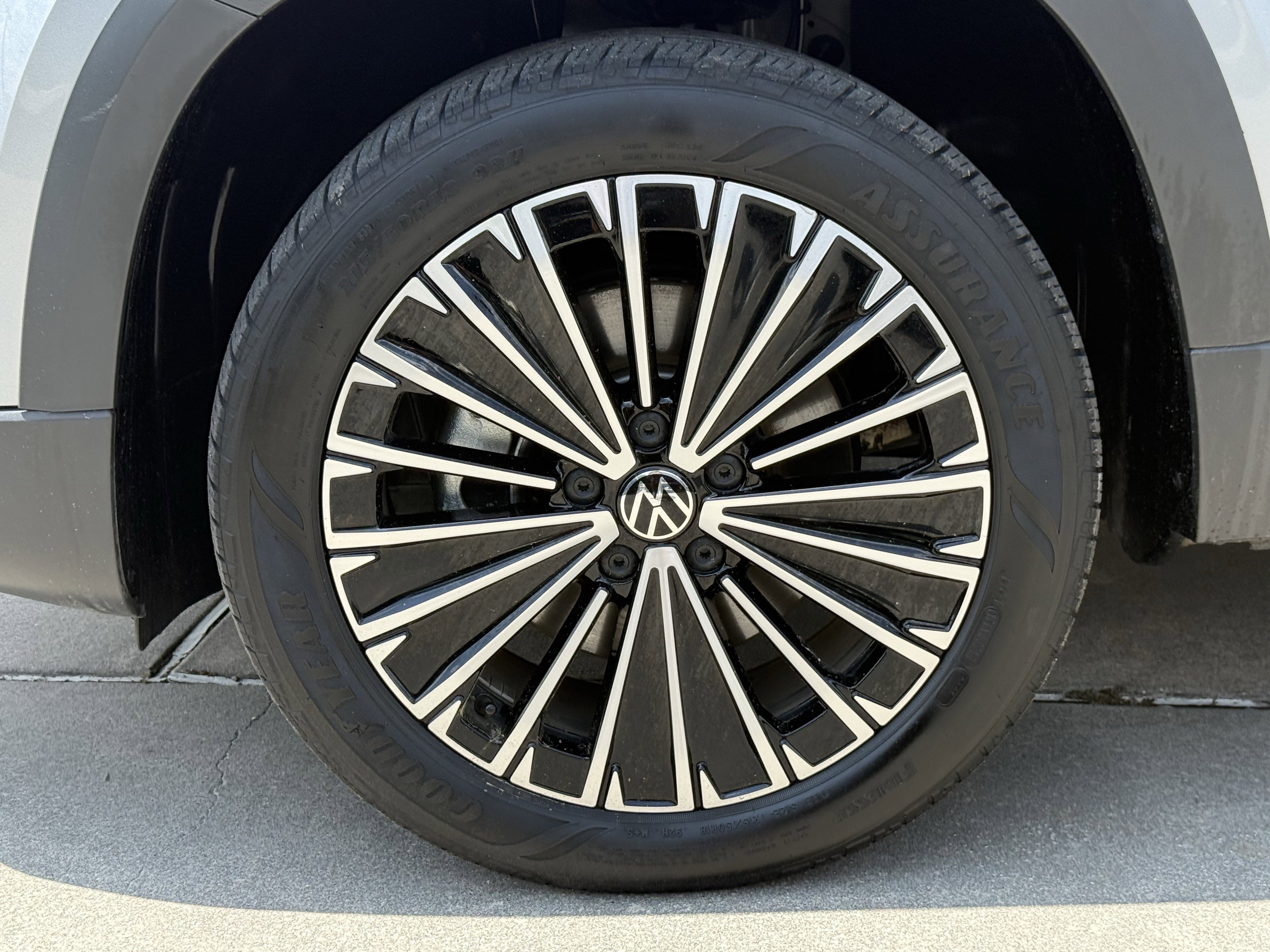Used 2025 Volkswagen Taos SE FWD image 12