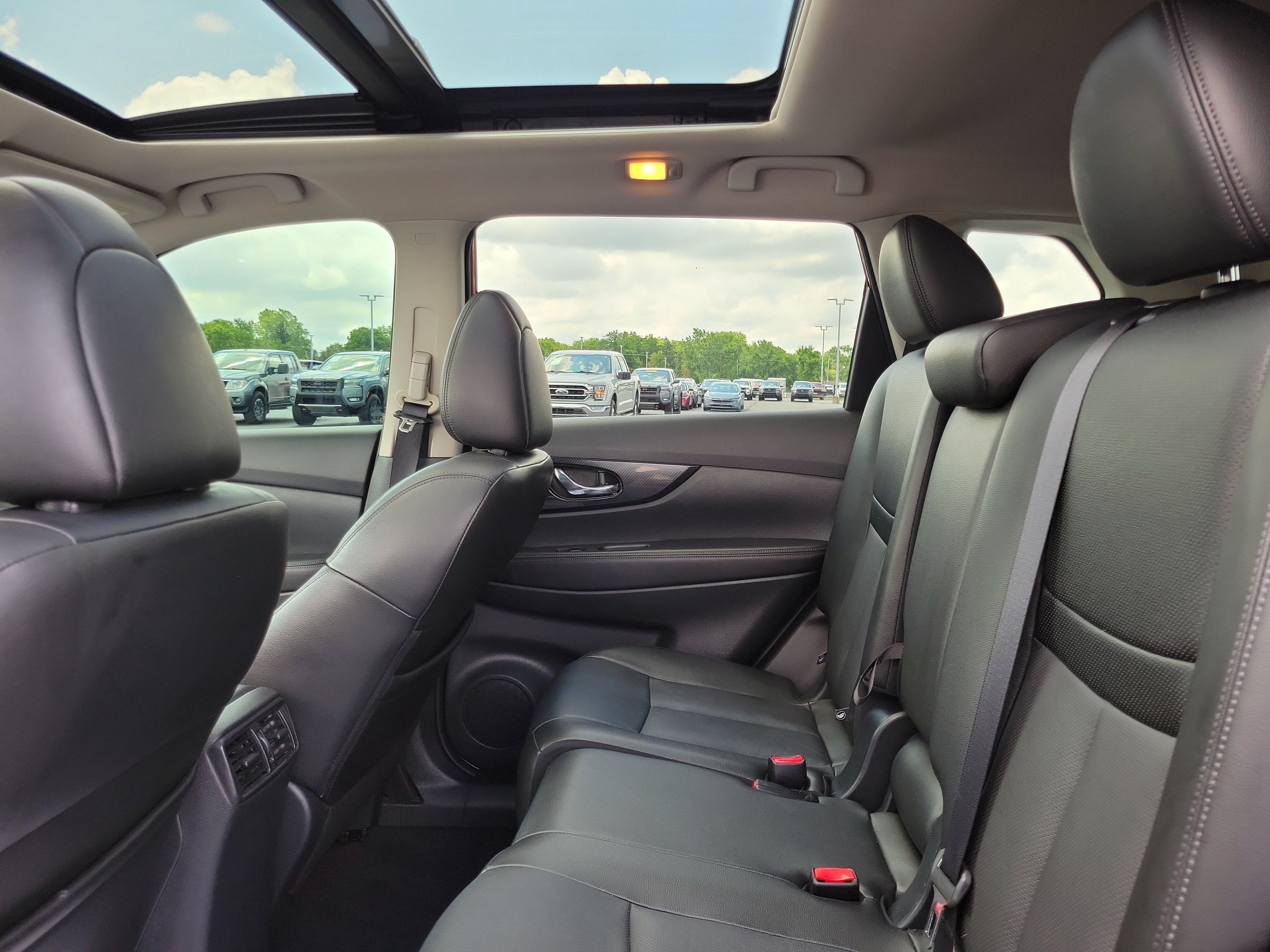 Used 2018 Nissan Rogue SL w/ Premium Package AWD/4WD image 11