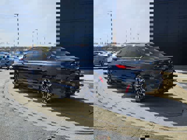 Used 2025 BMW 760i xDrive w/ Premium Package image 6