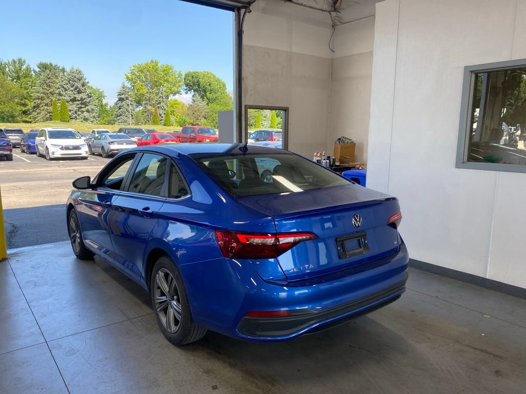 Used 2024 Volkswagen Jetta SE FWD image 3