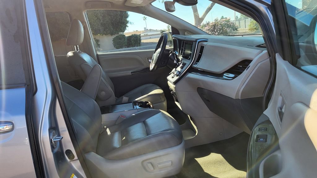 Used 2018 Toyota Sienna XLE w/ XLE Navigation Package image 17