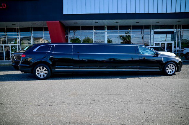 Used 2016 Lincoln MKT AWD image 4