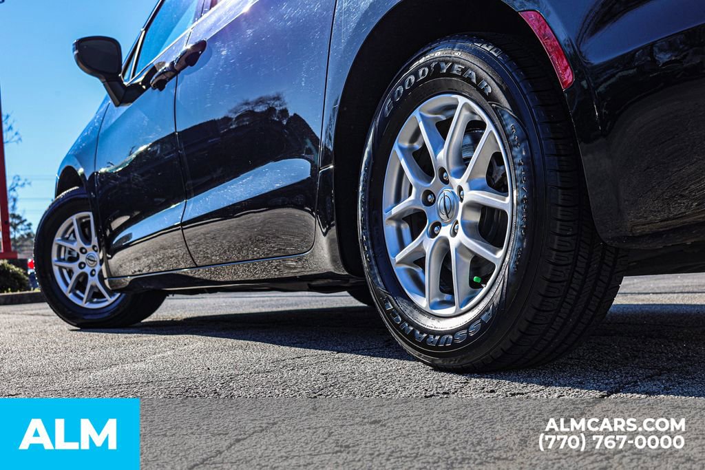 Used 2023 Chrysler Pacifica Touring-L image 17