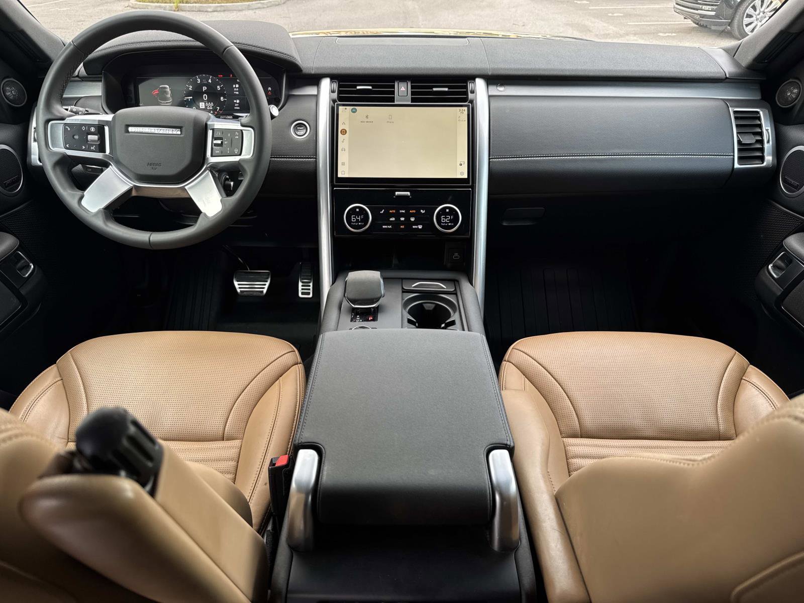 Used 2024 Land Rover Discovery Dynamic SE image 16