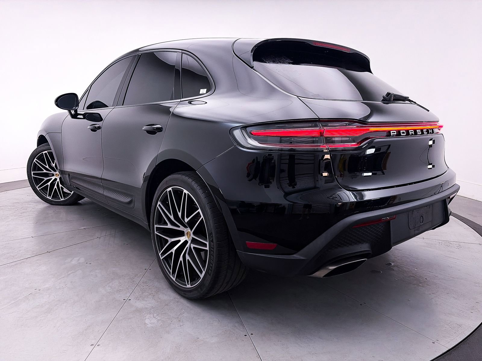 Used 2023 Porsche Macan Turbo image 2