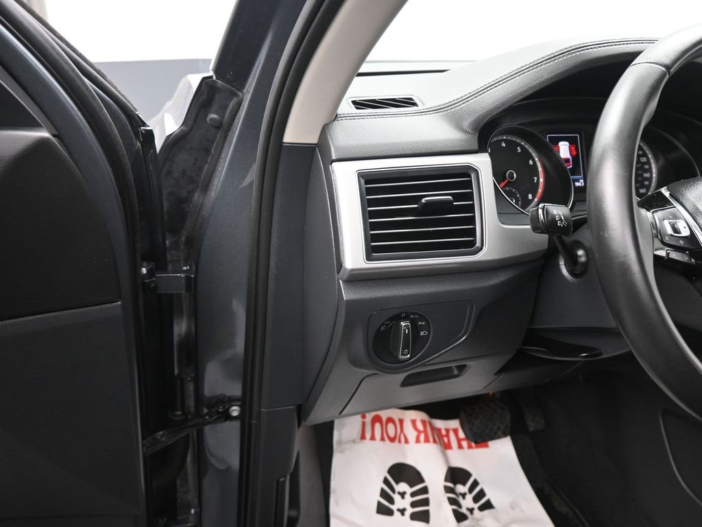 Used 2019 Volkswagen Atlas SE image 2