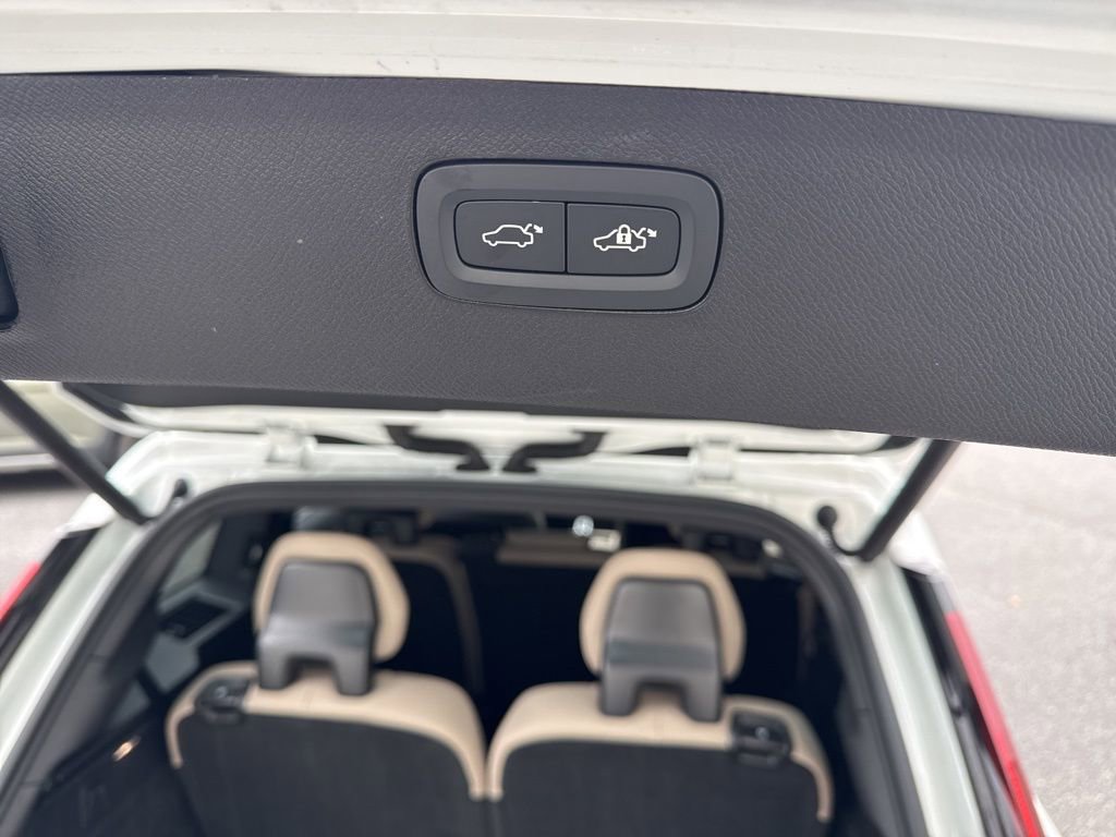 Used 2025 Volvo XC90 B6 Plus image 12