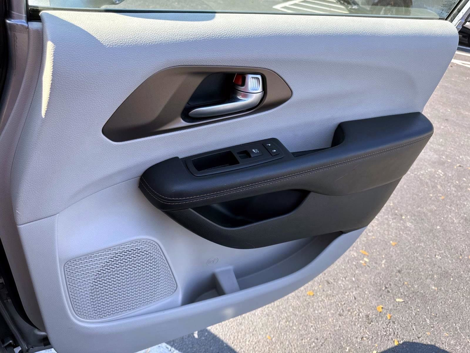 Used 2017 Chrysler Pacifica Touring-L image 13