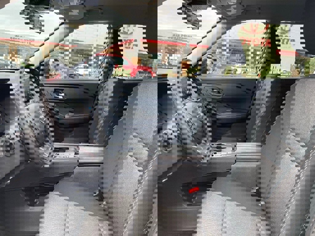 Used 2025 Nissan Rogue SV image 10