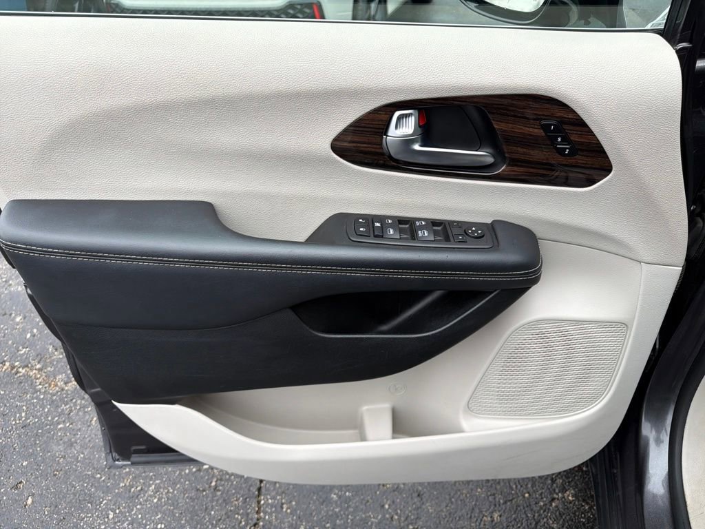 Used 2023 Chrysler Pacifica Limited FWD image 16