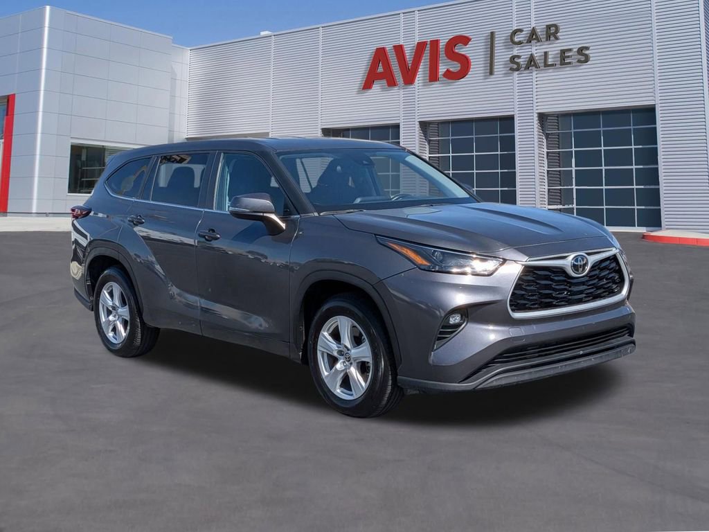Used 2024 Toyota Highlander LE image 3