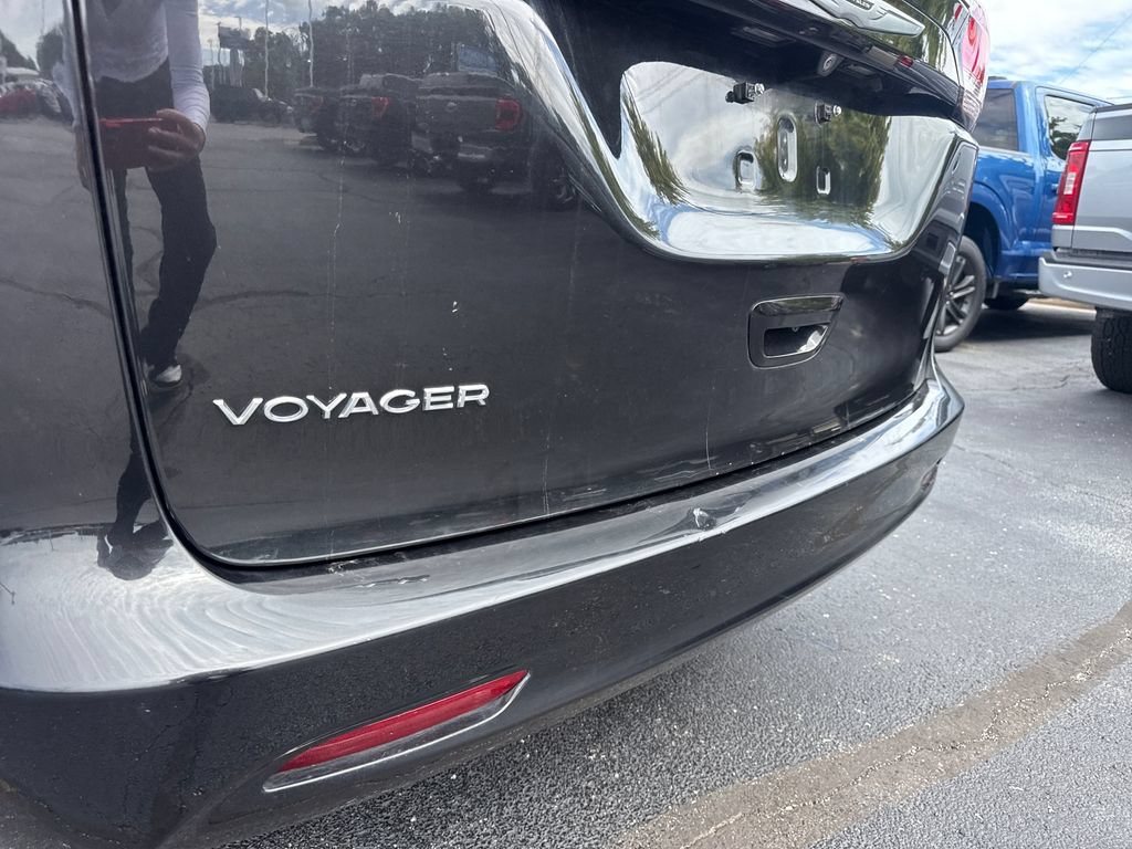 Used 2023 Chrysler Voyager LX FWD image 11