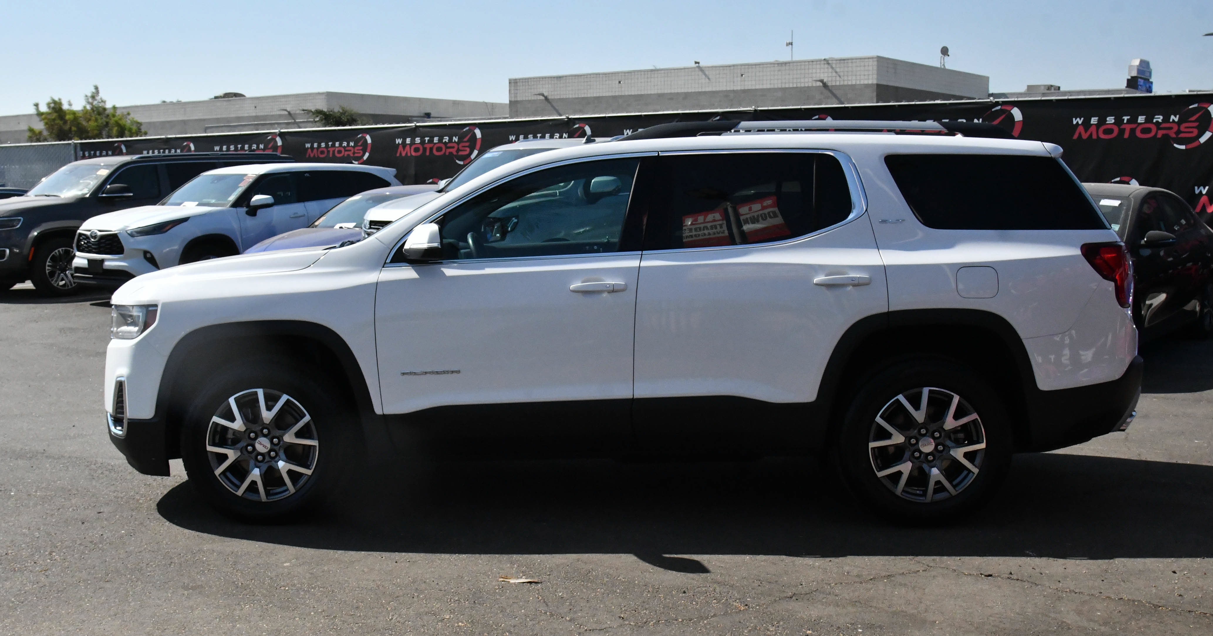 Used 2023 GMC Acadia SLT FWD image 4