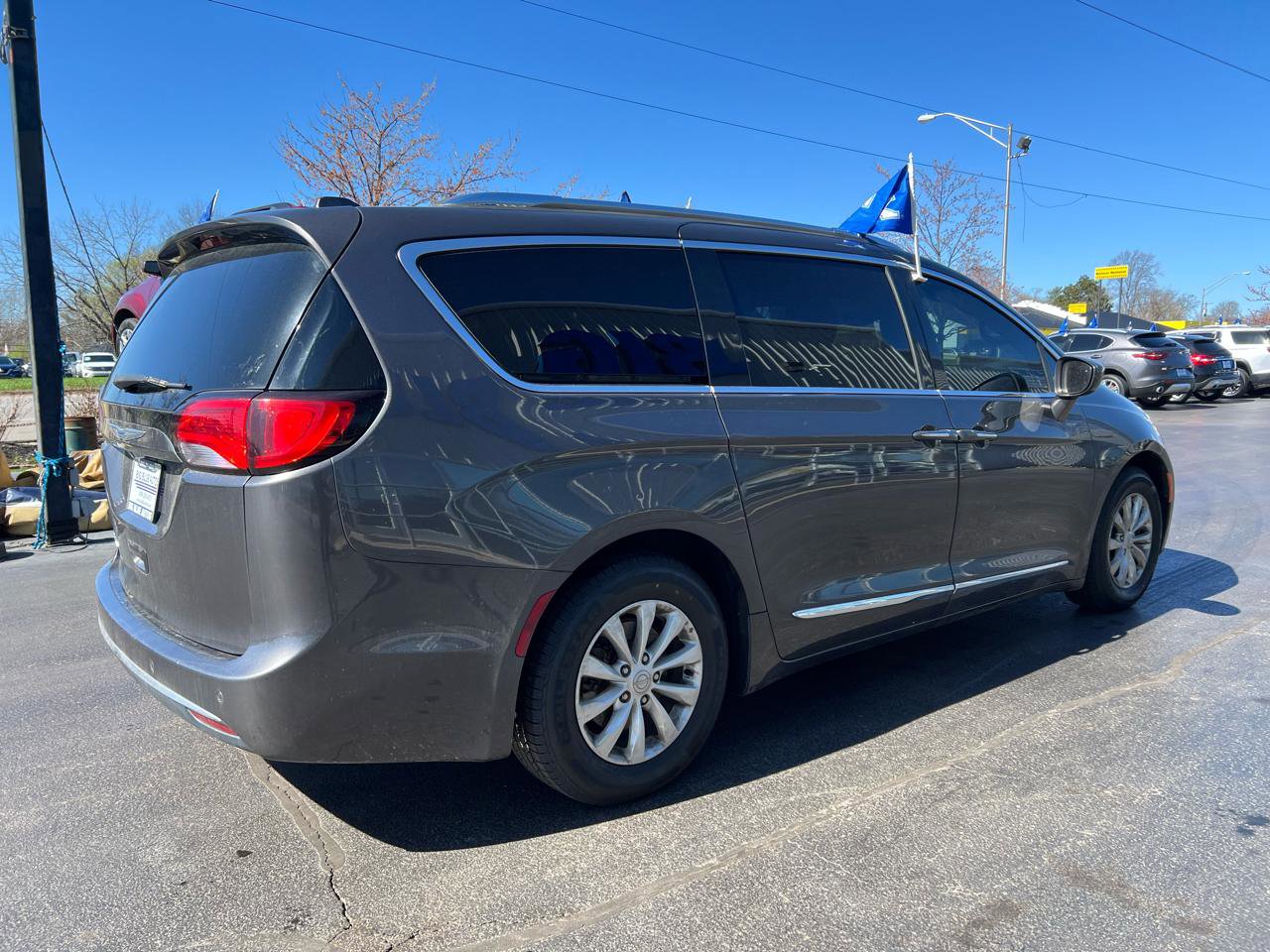 Used 2018 Chrysler Pacifica Touring-L image 6