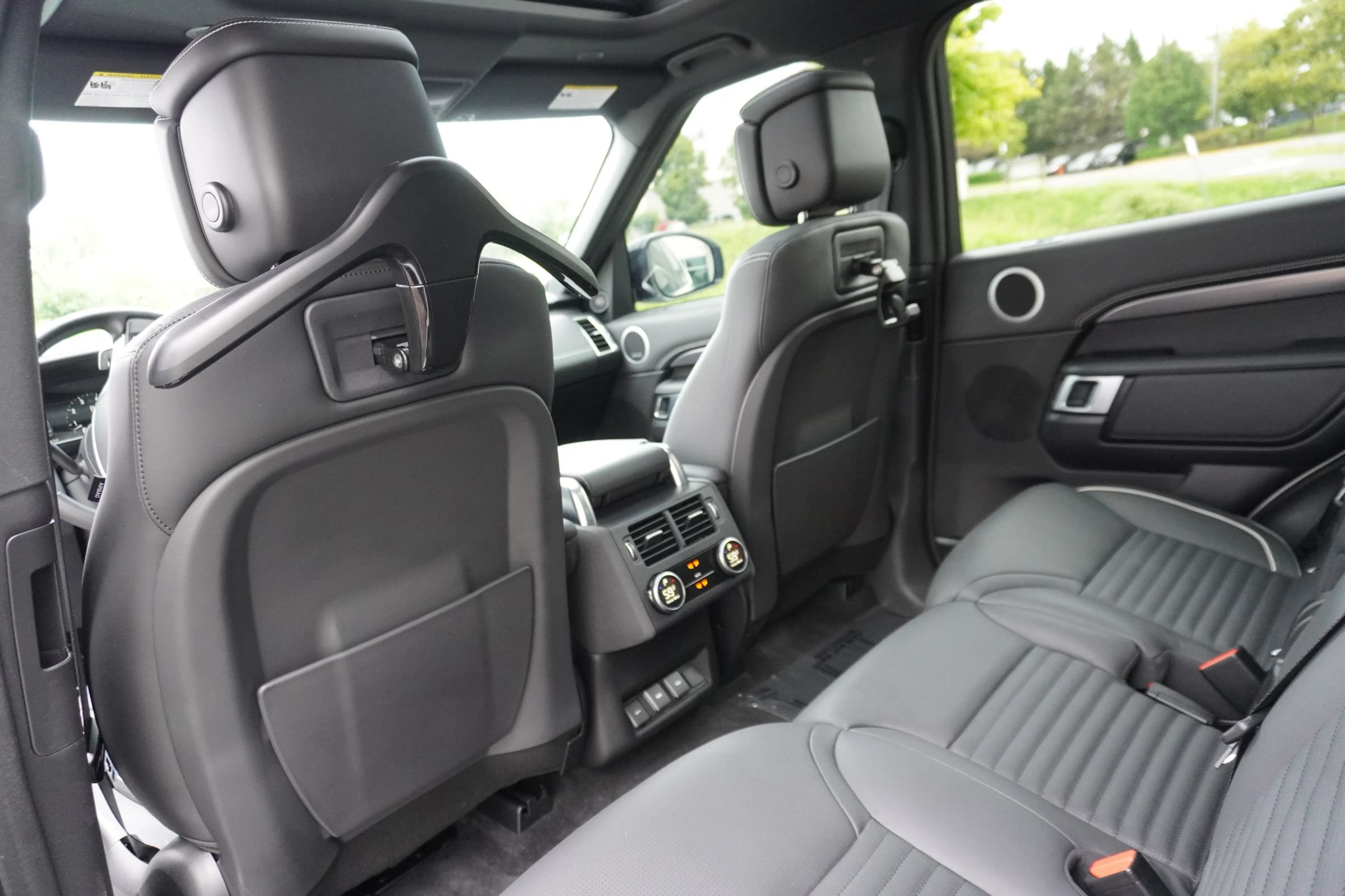 Used 2024 Land Rover Discovery Metropolitan Edition AWD/4WD image 13