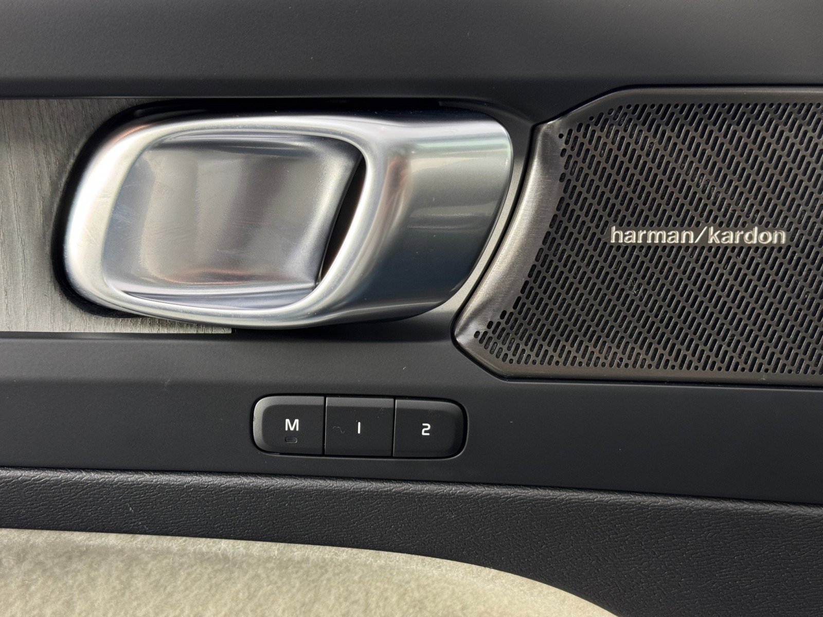 Used 2023 Volvo XC40 B5 Ultimate image 17