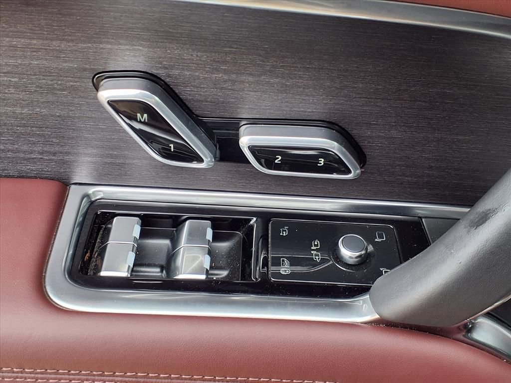 Used 2025 Land Rover Range Rover Autobiography image 21