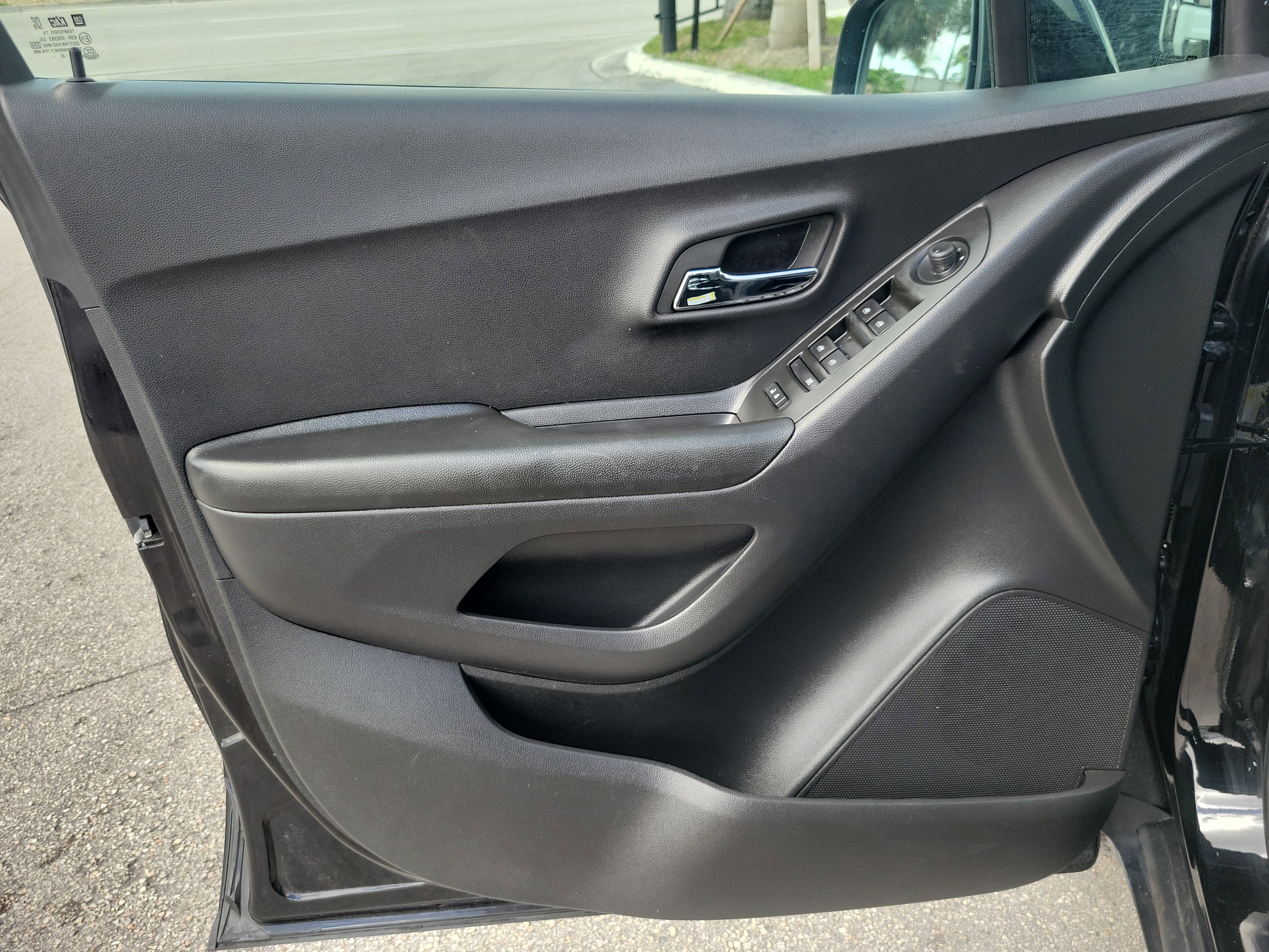 Used 2022 Chevrolet Trax LT w/ Midnight Edition image 22