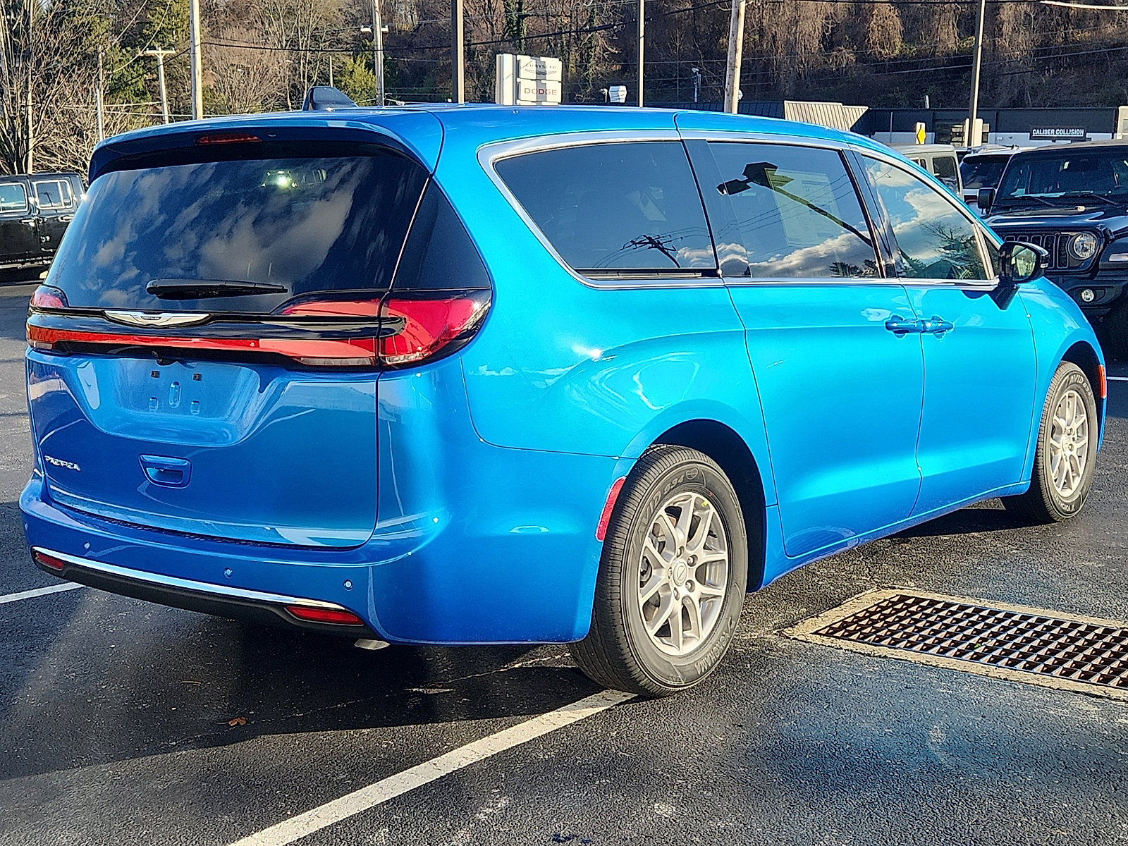 New 2026 Chrysler Pacifica Select image 4
