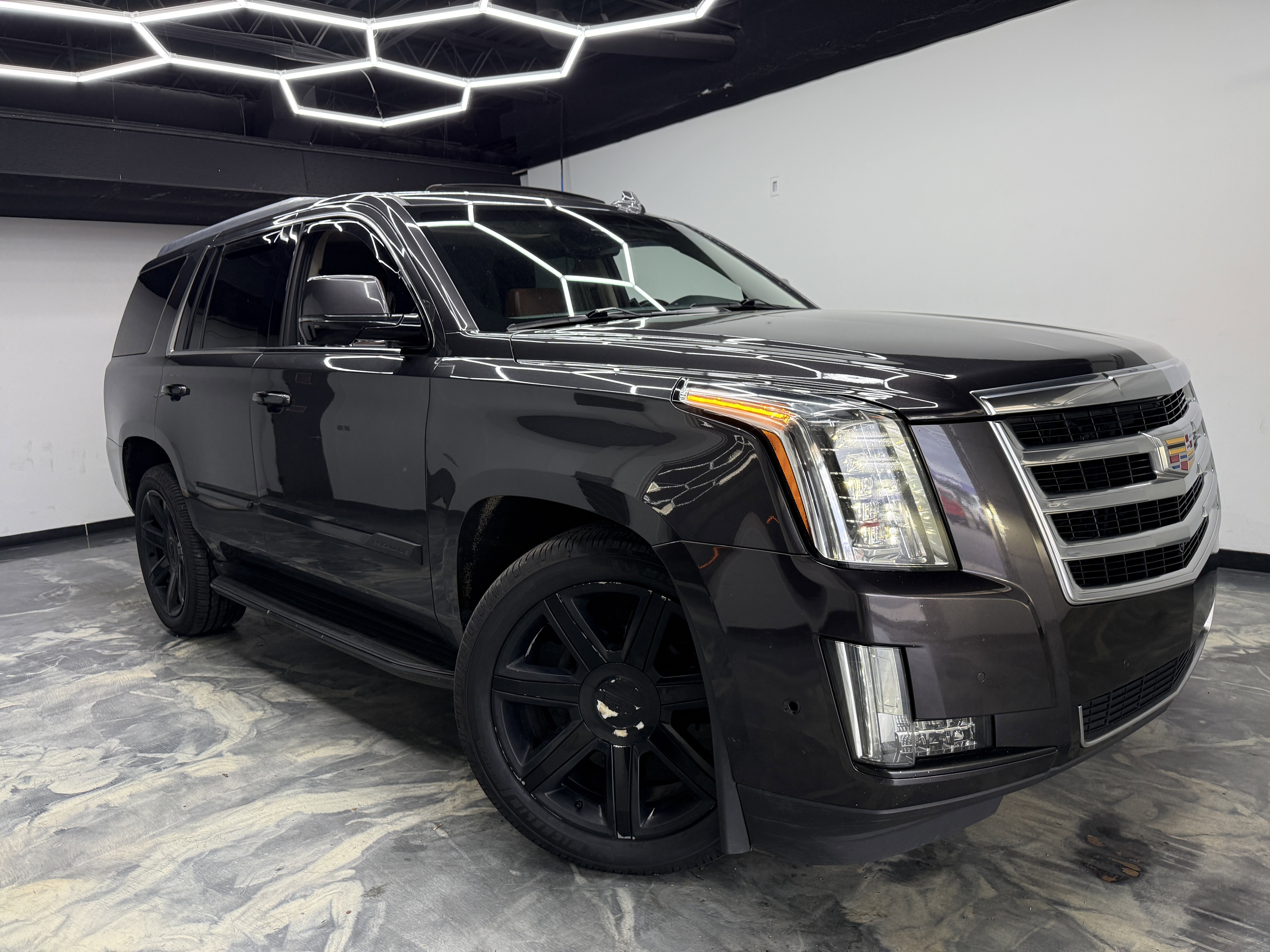 Used 2018 Cadillac Escalade Luxury AWD/4WD image 7