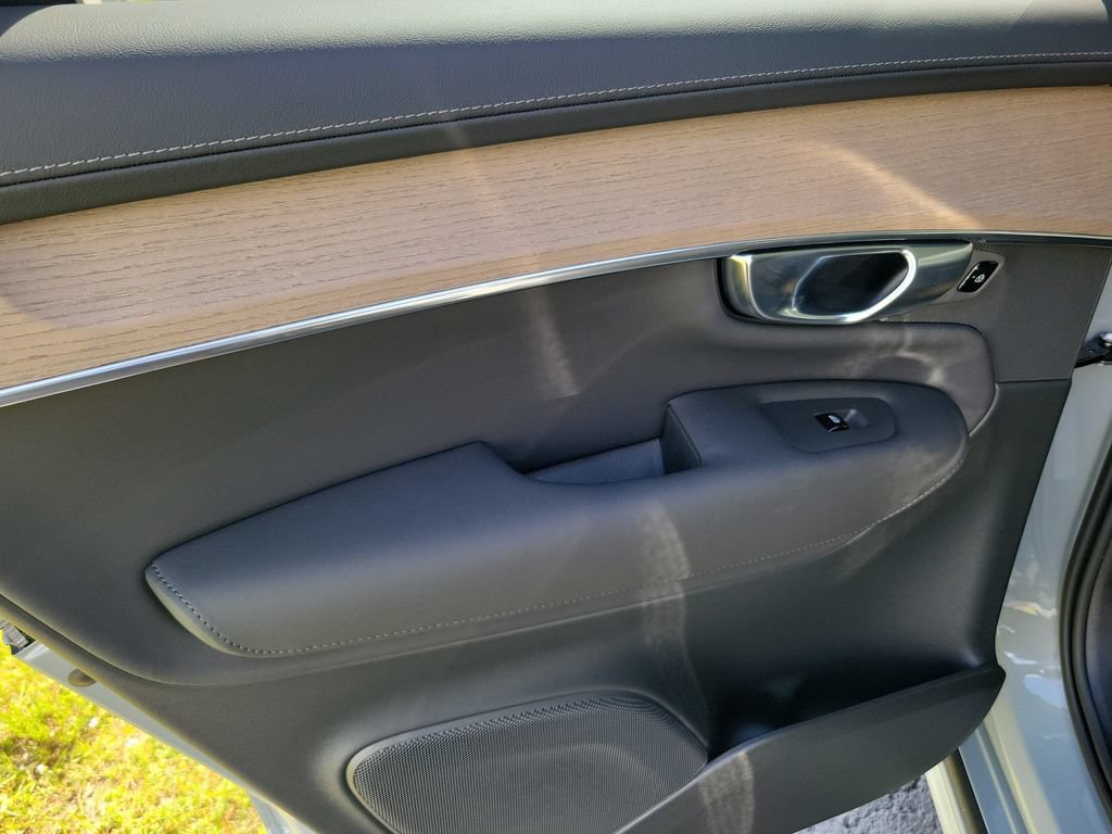 Used 2025 Volvo XC90 T8 Plus w/ Protection Package Premier AWD/4WD image 14