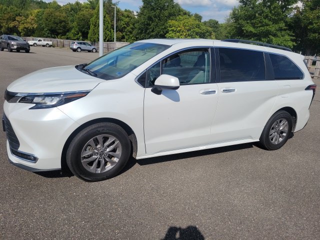 Used 2022 Toyota Sienna XLE FWD image 1