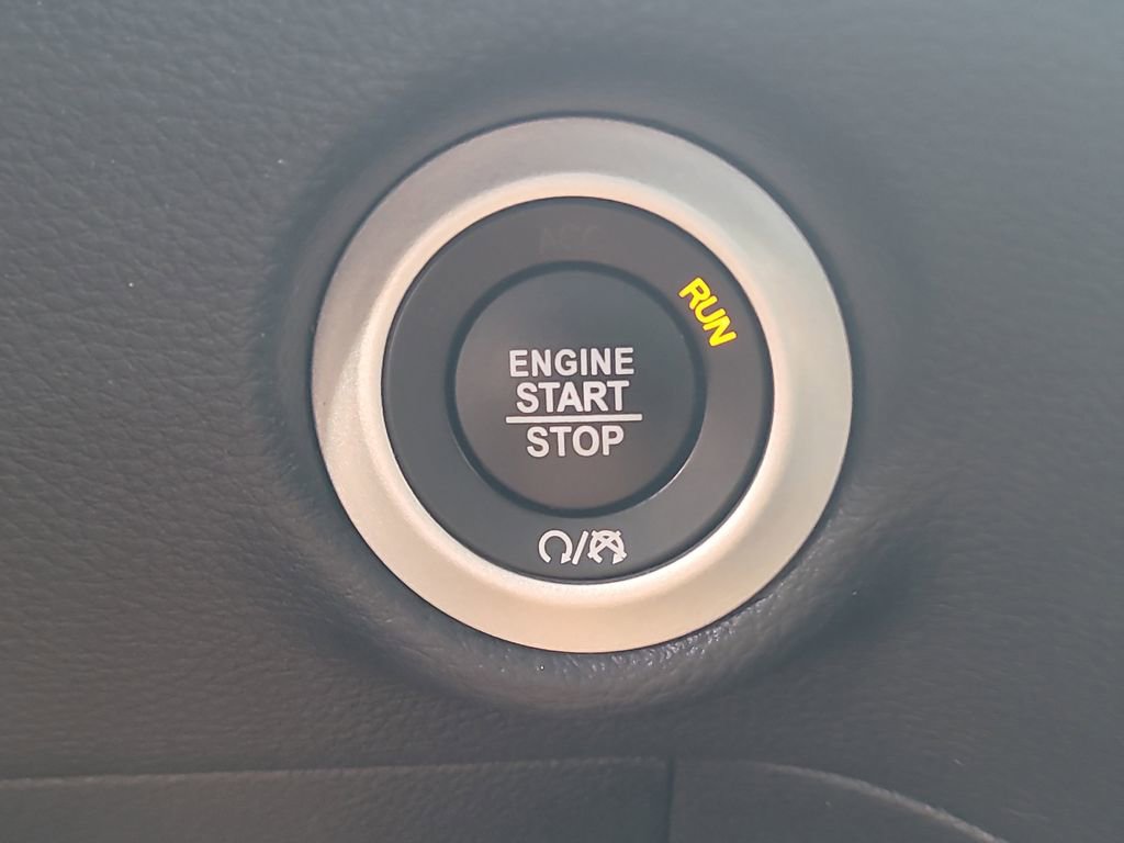 Used 2025 Chrysler Pacifica Premium image 27