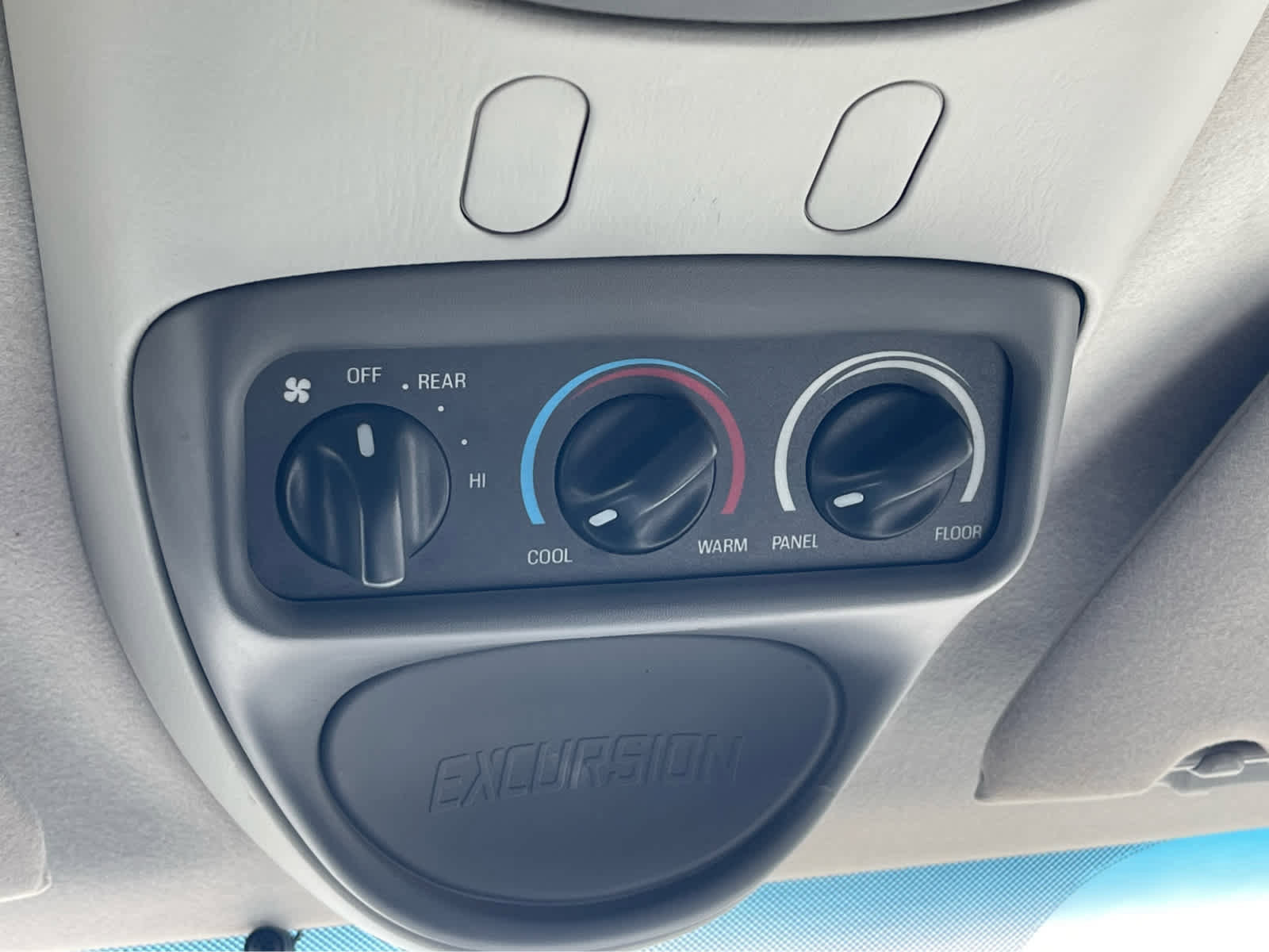 Used 2005 Ford Excursion XLT image 16