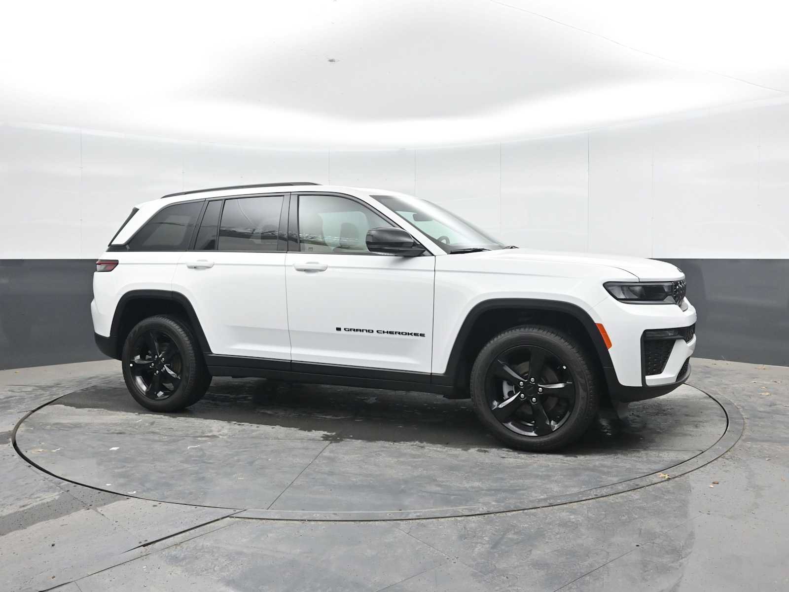 Used 2026 Jeep Grand Cherokee Limited w/ Limited Altitude Package AWD/4WD image 8