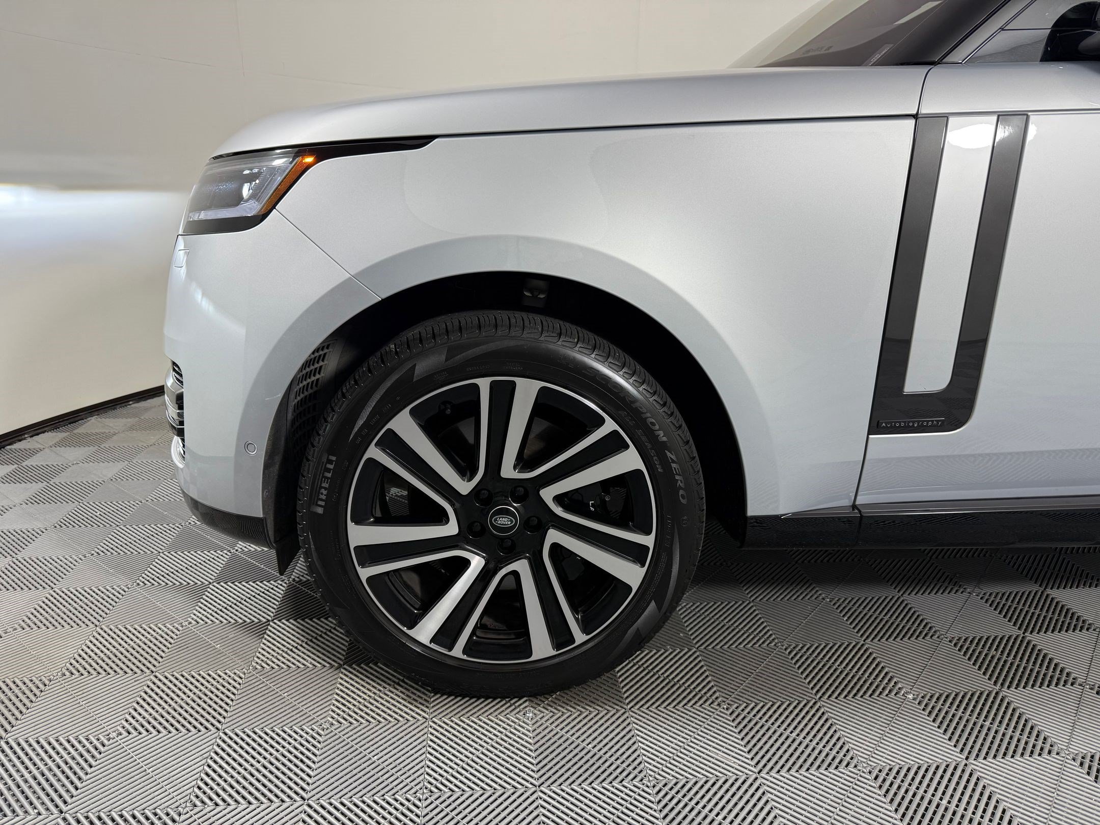 Used 2023 Land Rover Range Rover Autobiography AWD/4WD image 12