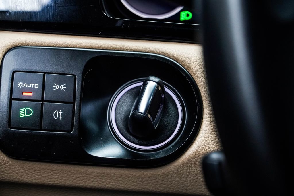 Used 2023 Porsche Cayenne Platinum Edition image 32