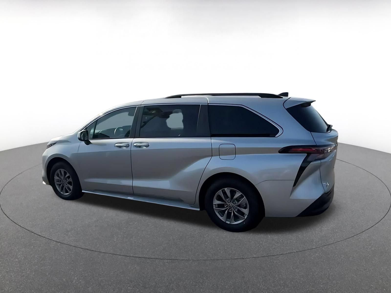 Used 2025 Toyota Sienna XLE FWD image 9