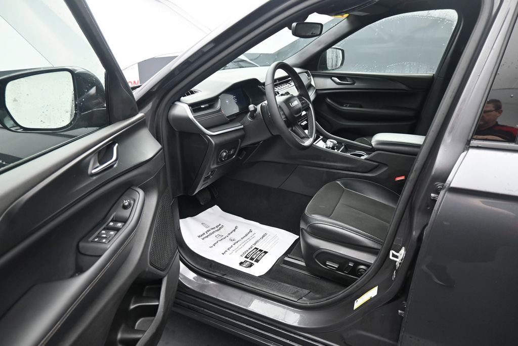 Used 2024 Jeep Grand Cherokee L Laredo AWD/4WD image 15
