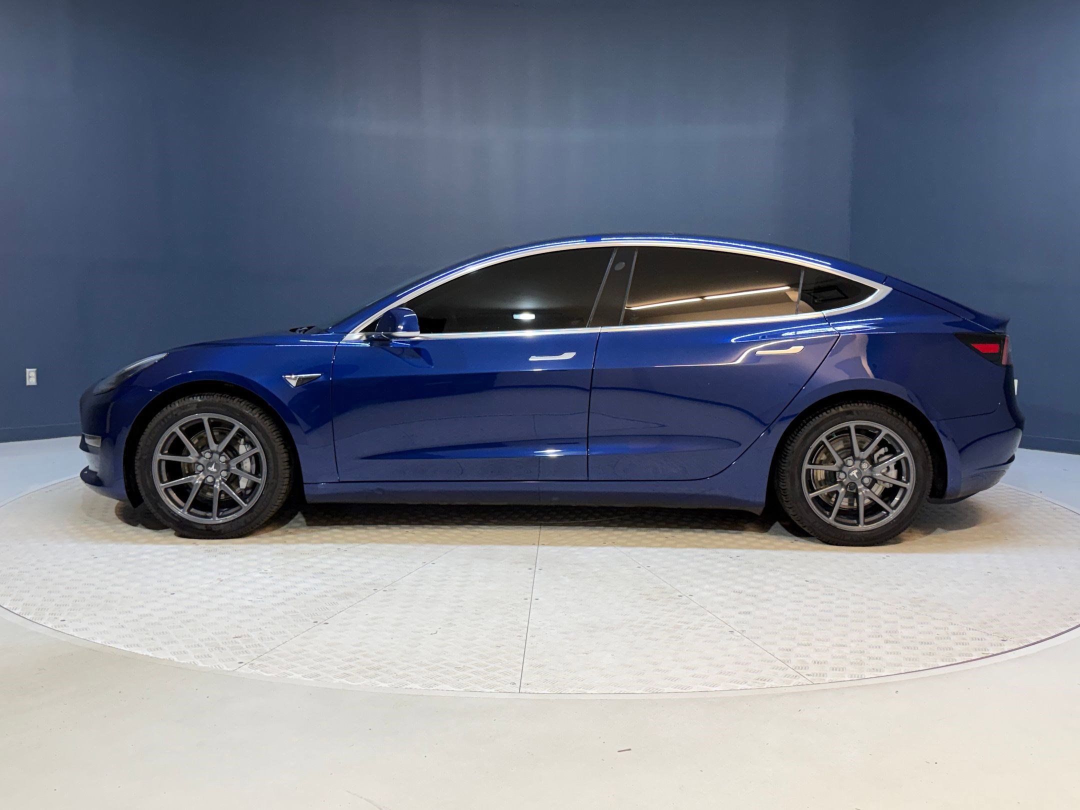 Used 2018 Tesla Model 3 Long Range RWD image 2
