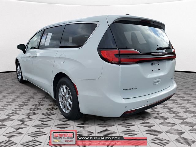 Used 2023 Chrysler Pacifica Touring-L image 3
