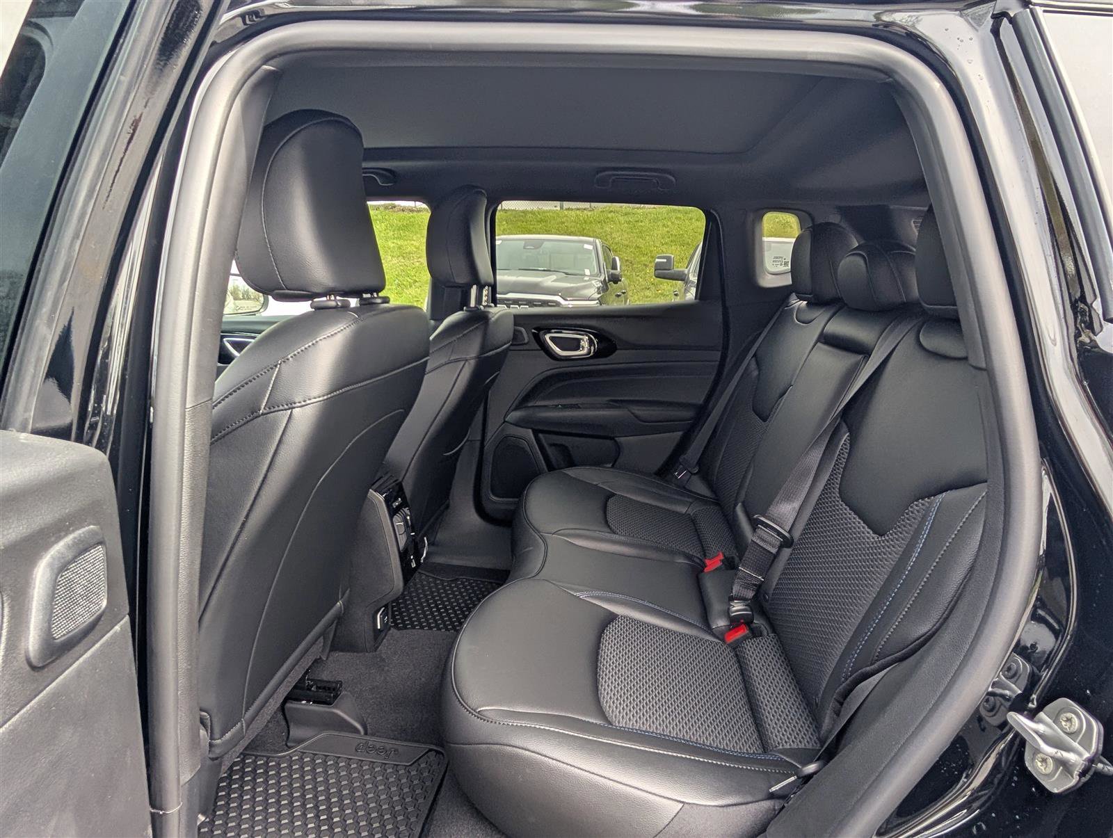 New 2025 Jeep Compass Latitude w/ Sun & Sound Group AWD/4WD image 10