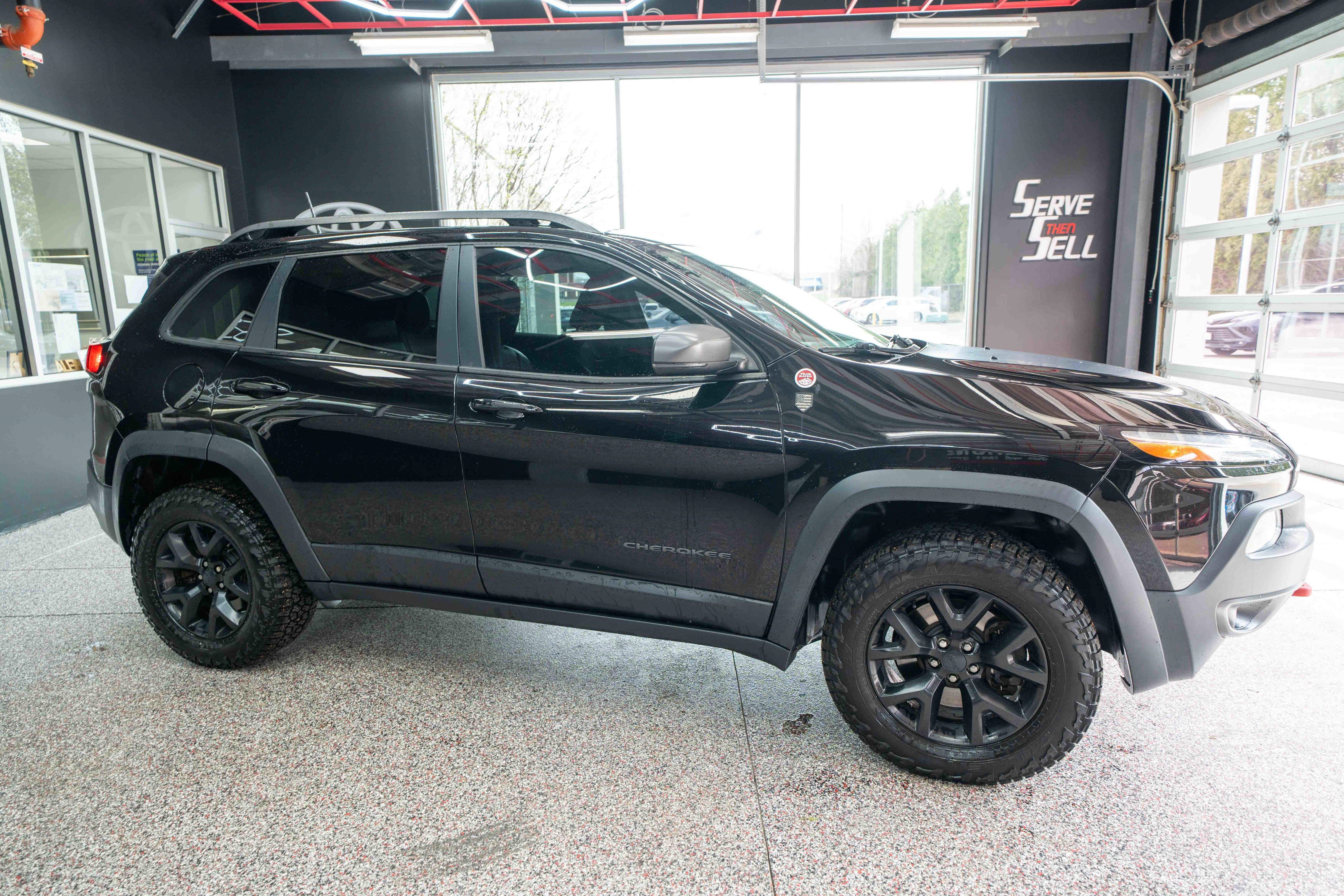 Used 2017 Jeep Cherokee Trailhawk image 5
