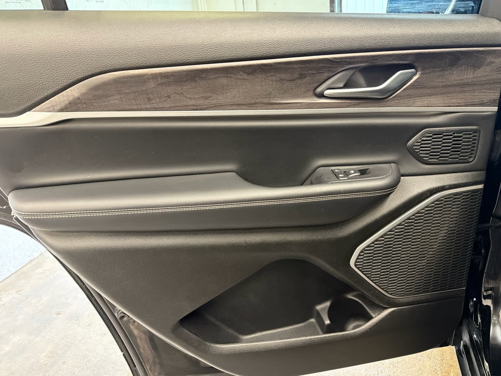 Used 2022 Jeep Grand Cherokee L Limited RWD image 24