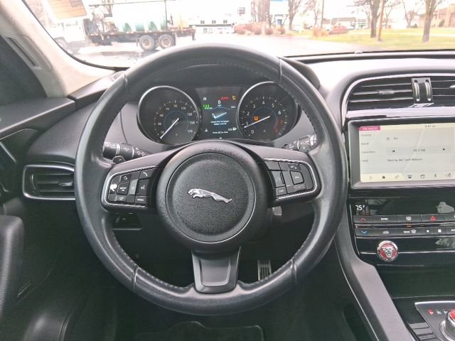 Used 2019 Jaguar F-PACE image 22