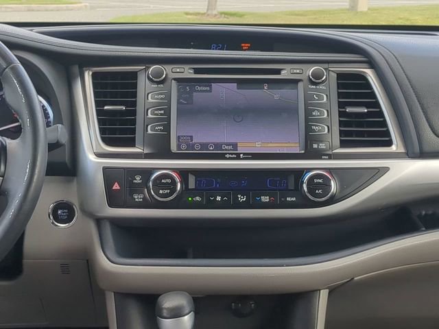 Used 2015 Toyota Highlander XLE FWD image 18