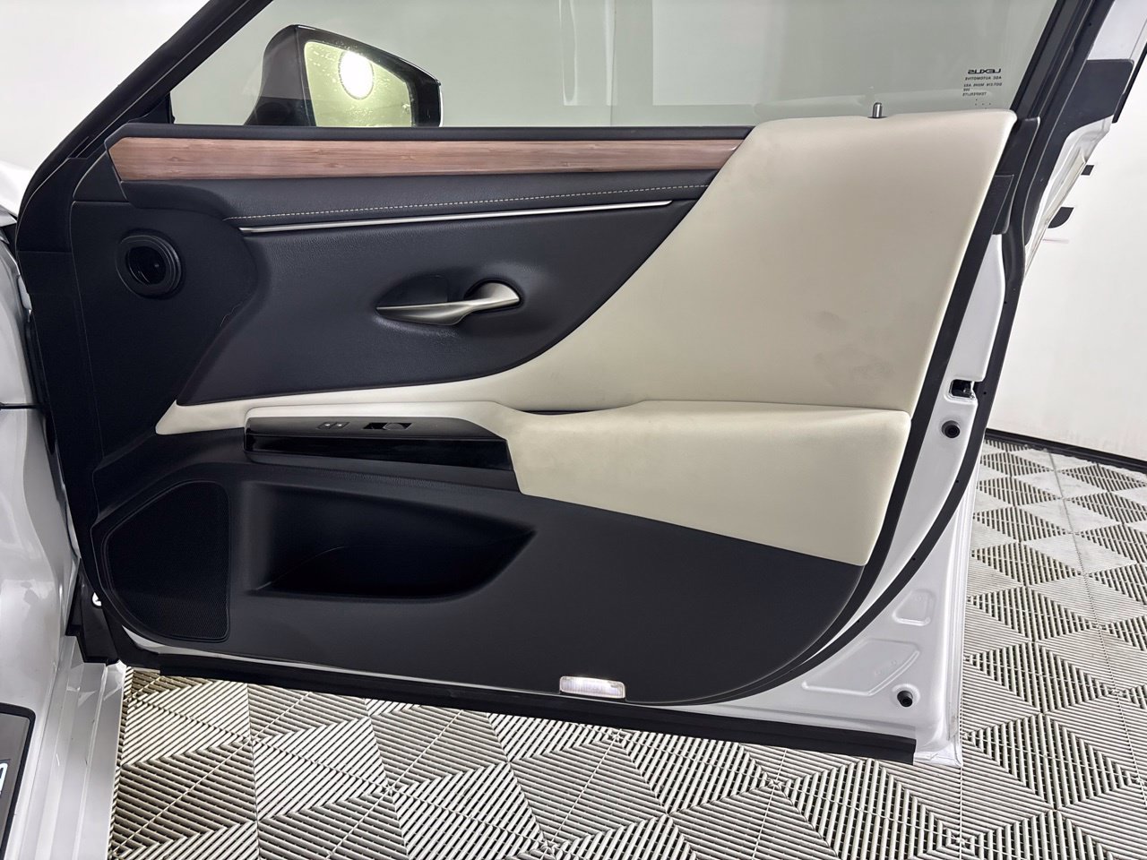 Used 2025 Lexus ES 350 w/ Premium Package FWD image 31