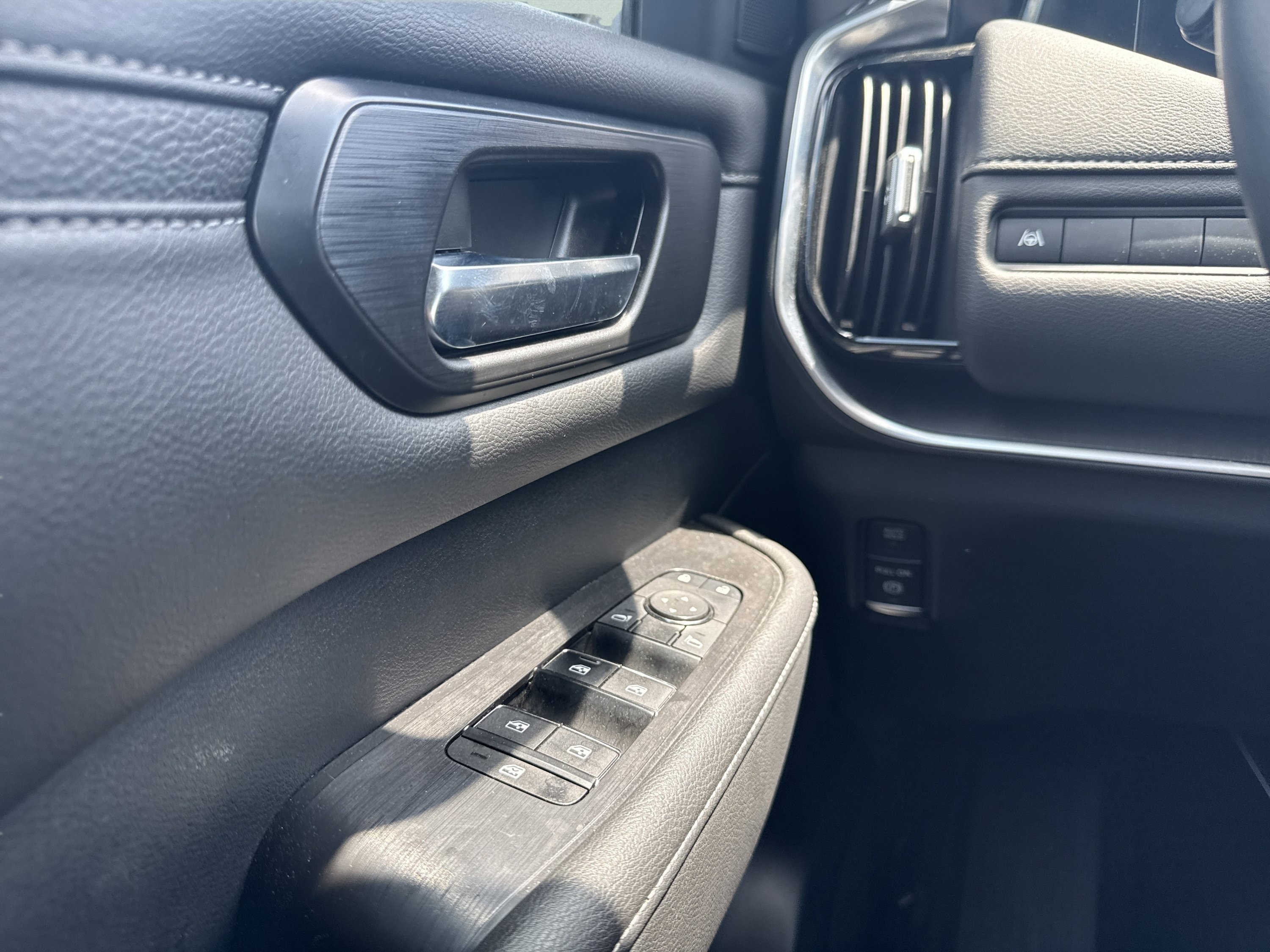 Used 2025 Nissan Armada SV AWD/4WD image 13